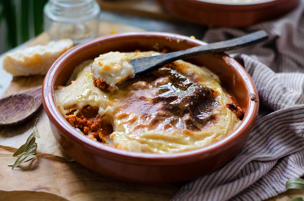 Pastel de sobrasada vegana, patata y bechamel