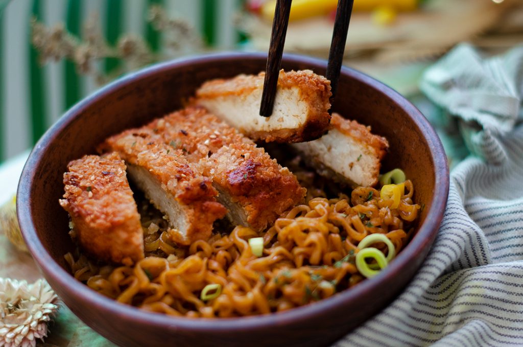 CRISPY TOFU CON NOODLES EN SALSA