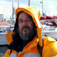 Fares Alvaro en el puerto sur de Chile