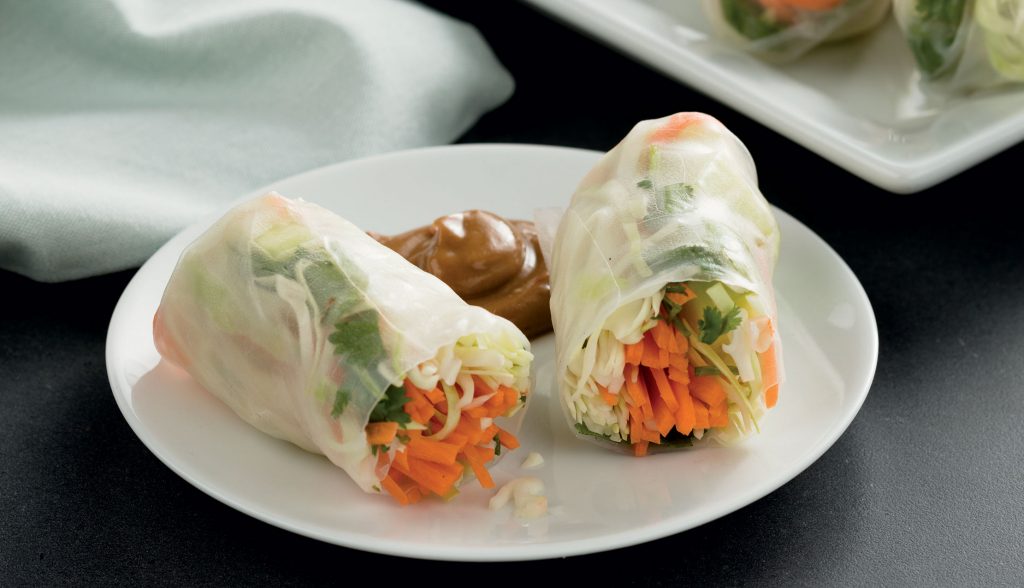 Rollitos de vegetales con salsa de maní