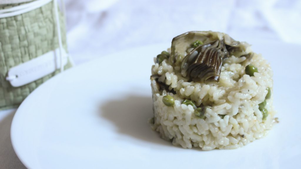 Arroz caldoso con trigueros y alcachofas