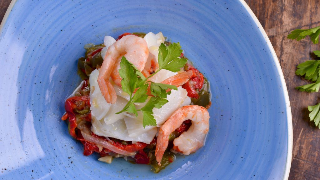 Cazuela marinera con bacalao, almejas y gambas