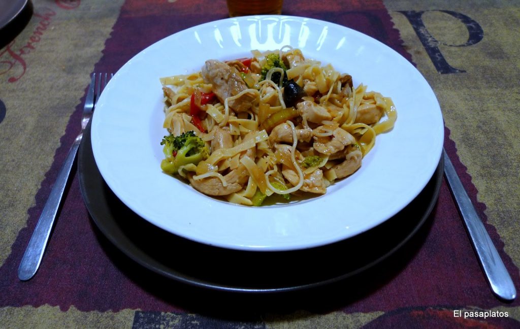 Sepia con verduras y fideos chinos