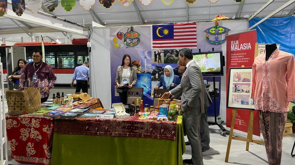 CAMCHIMAL PARTICIPA A LA FISA 2022 CON LA EMBAJADA DE MALASIA EN CHILE